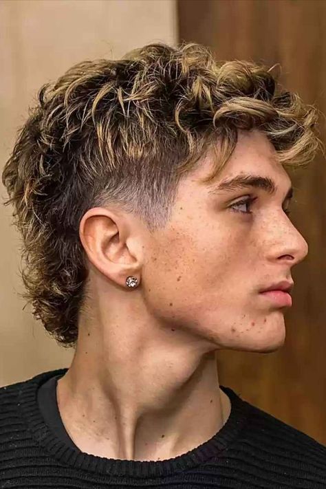 Mullet with Highlights and a Taper Fade for Dudes with longer hair on top Classic Mullet, Modern Mullet Haircut, Fade Mullet, Mens Haircuts Short Hair, Men Haircut Curly Hair, Taper Fade Haircut, Mullet Haircut, Mens Hairstyles Thick Hair, Wavy Hair Men