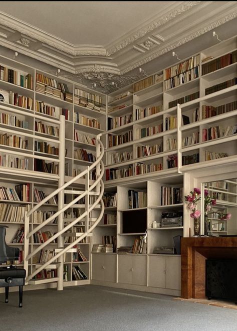 Dream Home Library, Lots Of Books, Dream Library, Dream Life House, Home Library Design, Dream House Rooms, Home Libraries, Library Design, Dream Room Inspiration