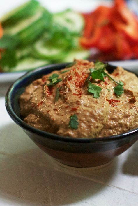 Sun Dried Tomato Hummus | Olivia Budgen Traditional Hummus Recipe, Low Calorie Vegetarian Recipes, Sun Dried Tomato Hummus, Tomato Hummus, Zucchini Hummus, Vegan Apps, Fat Free Vegan, Food Processor Uses, Healthy Crackers