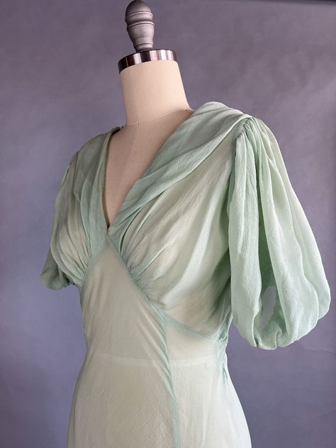 1930s Chiffon Dress / Seafoam Green Bias Cut Gown / Silk Chiffon Dress / Goddess Dress / Size Small - Etsy UK 1930s Outfits, Dress Goddess, 1930's Dresses, Fay Wray, Vintage 1930s Dress, Sea Dress, Hollywood Costume, Space Fashion, Design Texture