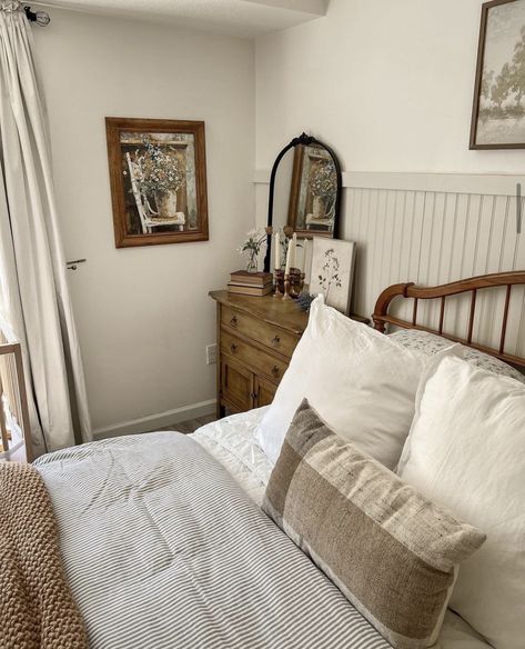 Country Side Bedroom Ideas, Simple Main Bedroom Ideas, Minimal Cottage Bedroom, Timeless Master Bedrooms Decor, French Cottage Bedroom Ideas, Rustic Victorian Decor, English Cottage Style Bedroom, French Country Headboard, Pretty Farmhouse