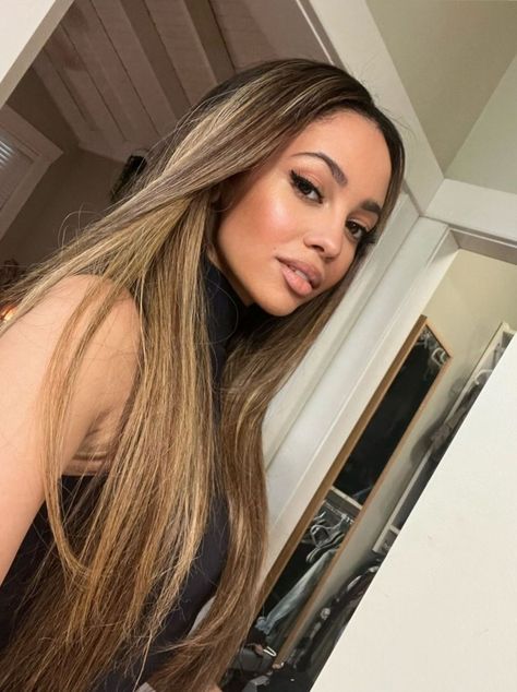 Vanessa Morgan, Canadian Actresses, Famous Girls, Instagram Influencer, Couple Aesthetic, Blonde Highlights, Insta Story, Riverdale, American Actress