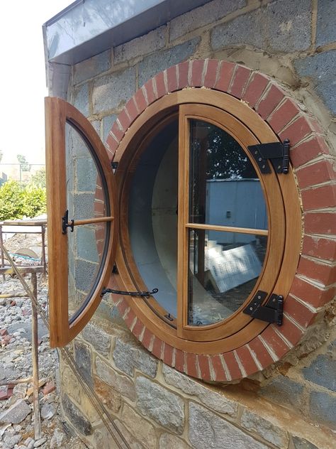 Casa Do Hobbit, Circle Window, Easy Woodworking Projects Diy, Casa Hobbit, House Ceiling Design, Round Window, Ivy House, Cob House, Brick Architecture