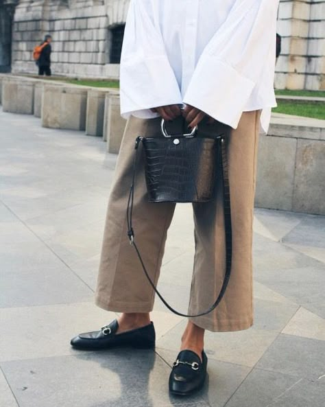 CALL IT LOVE Minimalist Moda, Style Pinterest, Loafers Outfit, Street Style Bags, Gucci Loafers, Scandinavian Fashion, Cooler Look, Looks Street Style, Ootd Style