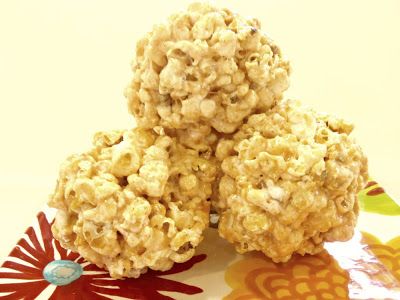 Pumpkin Pie Soft & Chewy Popcorn Balls-to die for!- Aunt Peg's Recipe Box Yummy Popcorn Recipes, Pumpkin Popcorn Balls, Popcorn Ball Recipe, Marshmallow Popcorn Balls, Popcorn Ball, Popcorn Balls Recipe, Fun Foods To Make, Pumpkin Spice Treats, Spiced Popcorn