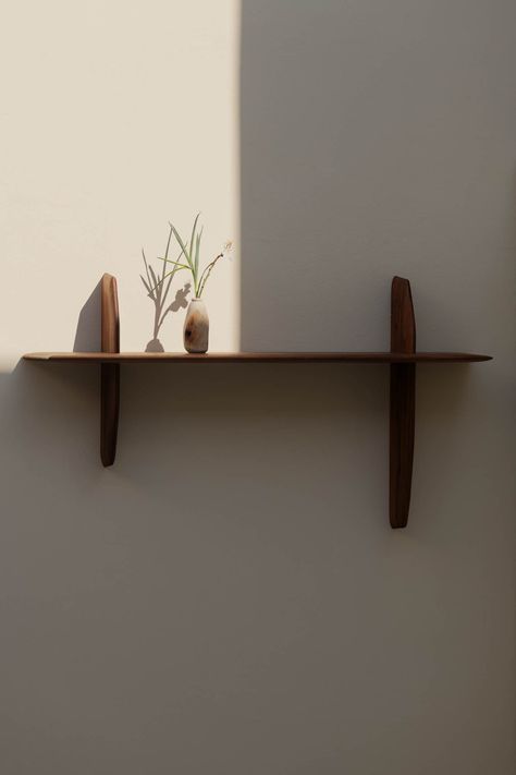 A shelf inspired by the design of airplane wings. Easy self-assembly (the long and short sides can switch places according to your design needs). The shelf is shaped using a traditional hand plane, making each unit unique. Our shelves are made from premium quality wood, carefully selected for its strength and durability, and handcrafted by hand. We offer a variety of wood types. The two vertical elements are fixed to the wall and the horizontal element slides into them Functions Entryway Shelf / Wooden Shelf Styling, Walnut Wall Shelves, Tiled Floating Shelf, Narrow Floating Shelf, Open Shelving Above Toilet, Wood Minimalist Interior, Wall Racks Shelves, Wooden Shelf Ideas, Minimalistic Shelves