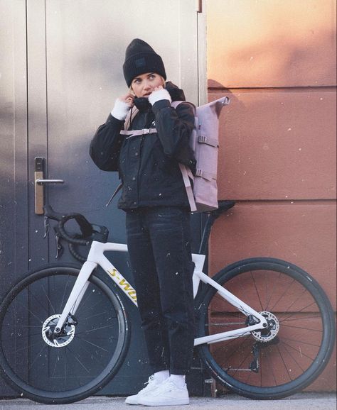 Cyclist Outfit, Bike Women Cycling, Urban Bike Style, Winter Biking, Outdoors Aesthetic, Bike Outfits, Bicycle Workout, Cycling City, Hiking Outfit Women