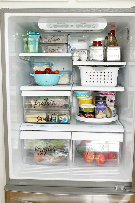 Free printable fridge labels and simple fridge organization ideas. / #freeprintables #printablelabels #homeorganization #fridgeorganization #kitchenorganization Small Refrigerator Organization, Diy Storage For Small Spaces, Fridge Labels, Small Fridge Organization, Fridge Organization Hacks, Organization Fridge, Fridge Organization Ideas, Small Fridge, Fridge And Freezer