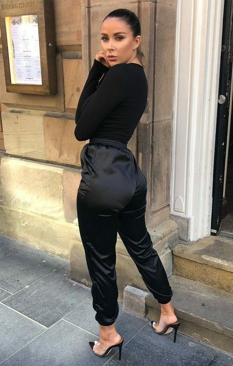 Black Satin Pants Outfit Work, Cuffed Pants Outfit Woman, Black Silk Joggers Outfit, Black Satin Pants Outfit Casual, Black Satin Joggers Outfit, Black Satin Trousers Outfit, Black Satin Cargo Pants Outfit, Silk Pants Outfit Classy, Black Silk Pants Outfit