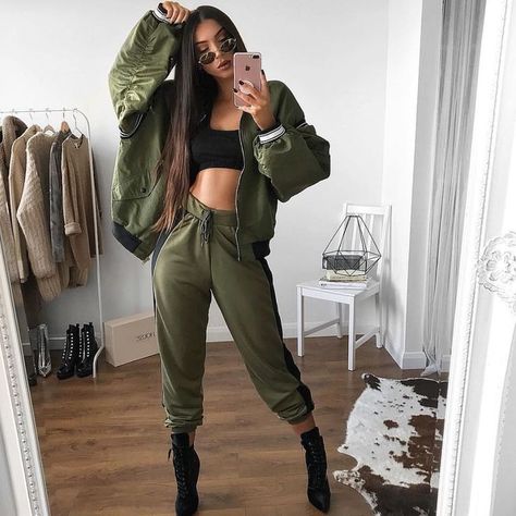 Instagram baddie khaki outfit ideas / inspiration heels and sweatpants Sweatpants With Heels, Outfits Sweatpants, Outfit Ideas Inspiration, Crop Top And Sweatpants, Khaki Pants Outfit, Khakis Outfit, Cute Sweatpants Outfit, Sweatpants Outfits, Cute Sweatpants