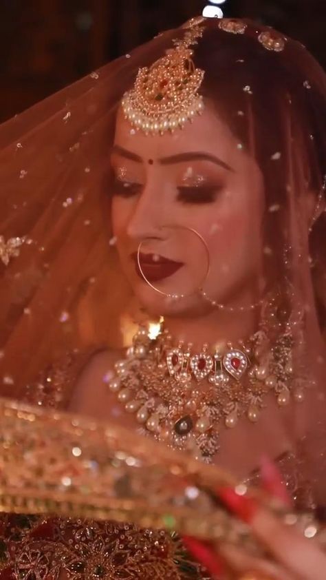 Indian Bridal Makeup Videos, Bridal Shoot Poses Indian, Bridal Poses Indian Wedding Photos, Bride Shoot Poses, Bridal Looks Indian Brides, Bridal Makeup Photoshoot, Bridal Makeup Indian Wedding, Candid Photography Wedding, Bride Video