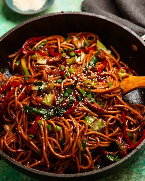 Hokkien noodles with chicken in a pan Chicken Hokkien Noodles, Asian Chicken Noodle Recipes, Hokkien Noodles Recipe, Chicken In A Pan, Recipe Tin Eats, Hokkien Noodles, Japanese Noodle Dish, Tin Eats, Malaysian Recipes