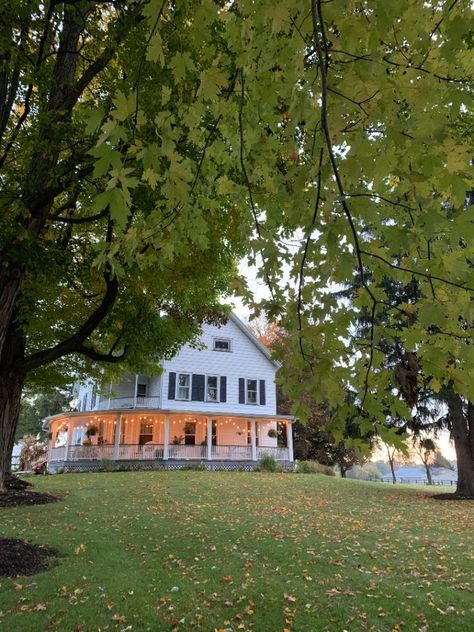 Old Farmhouse Interior, Cottage Rooms, Room Ideas For Men, Maple Creek, Room Ideas For Men Bedroom, Men Bedroom, Old Country Houses, New England Farmhouse, Pretty Houses