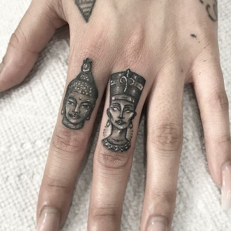 Nefertiti Tattoo, African Tattoo, Finger Tattoo For Women, Kunst Tattoos, Queen Tattoo, Black Girls With Tattoos, Egyptian Tattoo, Disney Tattoo, Queen Nefertiti