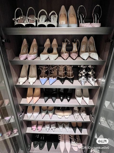 Shoe Closet Aesthetic, Luxury Shoe Collection, Stile Kylie Jenner, Closet Shoes, Dream Closet Design, Mirror Backsplash, Shoe Shelves, Wardrobe Room, Shoes Heels Classy