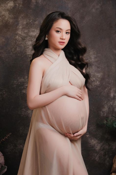 Asian Maternity Photoshoot, Maternity Photoshoot, Maternity Shoot, Plus Size Fashion For Women, Pregnancy Shoot, Shoot Ideas, Pregnancy Photoshoot, Maternity Photography, Pregnant Women