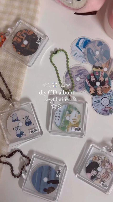 Mini CD 💿 album key chain 🔑. Do it yourself craft. Credits to beary_aesthetic. #diycrafts Art On Cds Aesthetic, Thing To Make When You Are Bored, Craft To Do With Boyfriend, My Aesthetic Board, Stray Kids Diy Crafts, Diy Creative Crafts Aesthetic, Jar Design Ideas, Diy Kpop Crafts, Cute Aesthetic Crafts