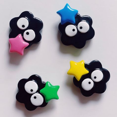 Polymer Clay Magnet, Soot Sprite, Clay Keychain, Clay Magnets, Diy Air Dry Clay, Tanah Liat, Clay Diy Projects, Clay Crafts Air Dry, Cadeau Photo