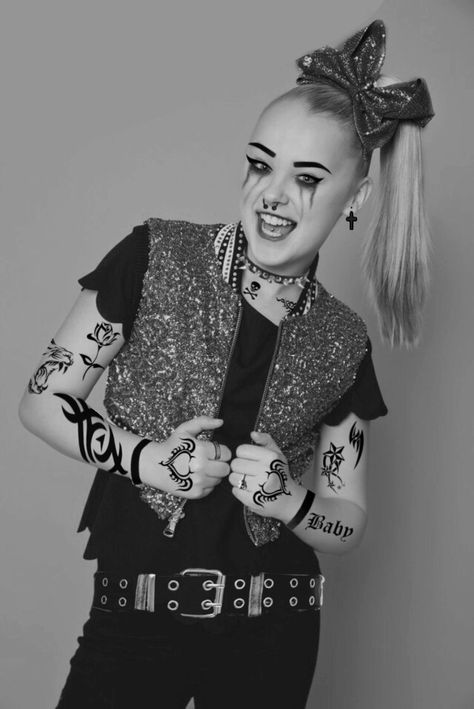 She had to get an emo makeover to join mcr 💔 Bubbles Wallpaper, Funny Profile, Jojo Siwa, Cute Art Styles, Types Of Fashion Styles, Cool Things To Make, Album Covers, Fashion Art, Funny Memes