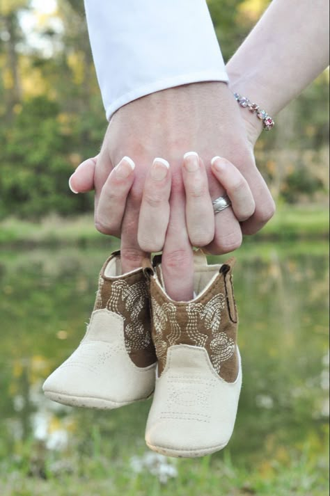 Maternity Photos With Cowboy Boots, Maternity Photography Cowboy Boots, Western Gender Reveal Photoshoot, Simple Gender Reveal Picture Ideas, Couples Maternity Pictures With Dog, Maternity Pictures Cowboy Boots, Cute Country Gender Reveal Ideas, Cowboy Boots Family Photos, Western Style Maternity Photos