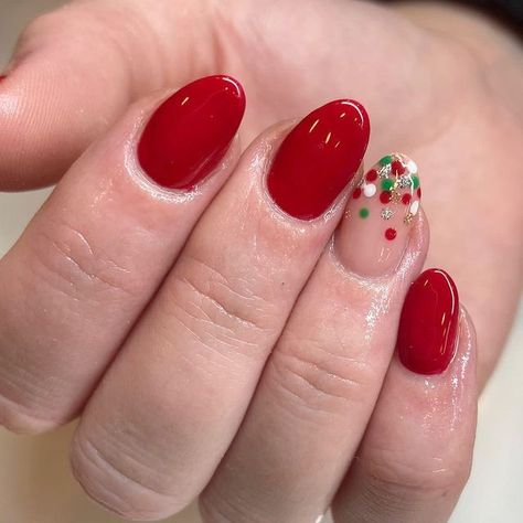 Christmas is a time of joy, warmth, and togetherness. While we decorate our homes and dress up for the season, why not add some holiday cheer to your nails as well? Simple Christmas nails are an easy and fun way to show off your festive spirit. Whether you’re getting ready for a cozy family gathering or a stylish office party, simple Christmas nails can be the perfect accessory. Christmas Nails 2023 Short Easy, Super Simple Christmas Nails, Christmas Nails 2023 Almond, Chrismast Nailart, December Nails Christmas Xmas, Christmas Nails Round, Short Almond Nails Christmas, Christmas Biab Nails, Short Almond Christmas Nails