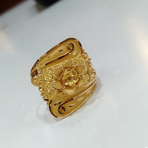 Gold Rings Designs For Women, Gold Ring Design For Women, Gold Earrings Studs Simple, Stylish Gold Earrings, Engagement Ring Non Traditional, Payal Designs Silver, Ladies Gold Rings, Nontraditional Engagement Rings, Jewellery Bangles