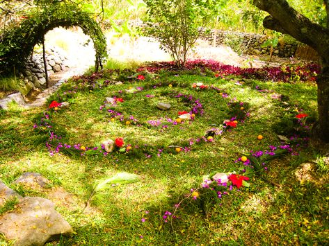 Advent Spiral | by MAKSTER Fairy Ring Garden, Flower Labyrinth, Advent Spiral, Faerie Ring, Labyrinth Garden, Faerie Garden, Spiral Garden, Balkon Decor, Witch Garden