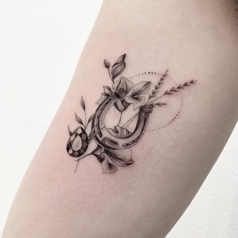 Horseshoe Tattoo With Name, Tattoo Ideas Equestrian, Horseshoe Clover Tattoo, Horse Lover Tattoo, Horseshoe With Flowers Tattoo, Horseshoe Flower Tattoo, Horse Shoes Tattoo, Horse Inspired Tattoos, Fine Line Horseshoe Tattoo