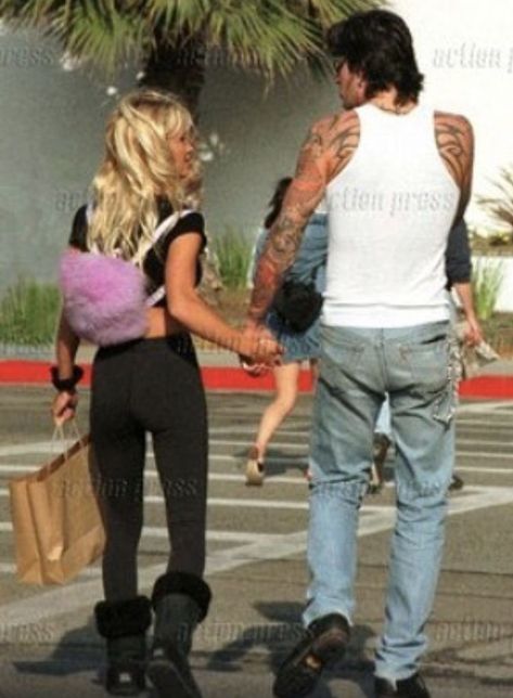 Pamela And Tommy, Tommy Lee Motley Crue, 90s Couples, Pamela Andersen, Throwback Outfits, 90’s Outfits, Pam And Tommy, Vince Neil, Michael Love