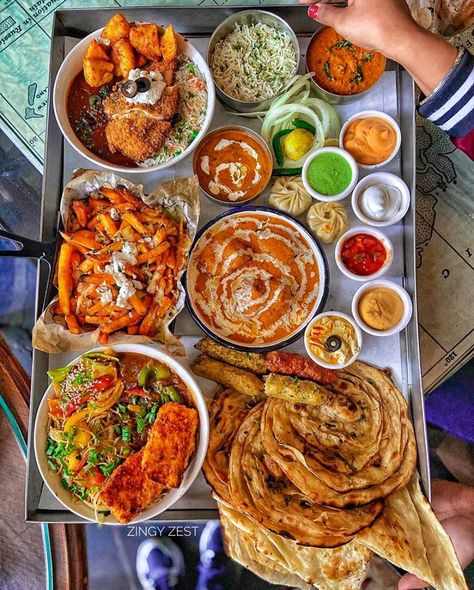 Indian Platter Indian Food Party, Indian Platter, Platter Food, Best Korean Food, Tomato Chutney, Indian Cooking Recipes, Vegetarian Snacks Recipes, Party Food Platters, India Food