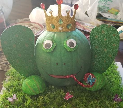 Princess And The Frog Trunk Or Treat, Frog Pumpkin Painting, Frog Pumpkin, Pumpkin Paint, Hocus Pocus Party, Pumpkin Decorating Contest, Pumpkin Contest, Frog Princess, Pumpkin Carvings