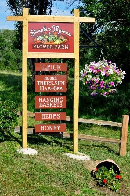 Flower Farm Ideas, Farm Market Ideas, Farm Stand Ideas, Roadside Stand, Thyme Flower, Farm Entrance, Vegetable Stand, Produce Stand, Cut Flower Farm