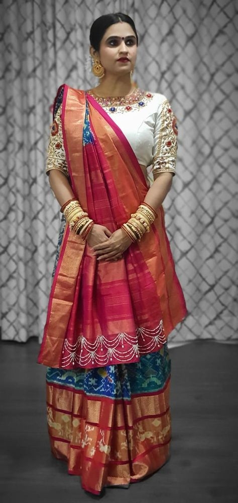 Gujarati Blouse Pattern, Blouse Design For Gujarati Saree, Patoda Sadi Blouse Design, Patoda Sadi Design, Ulta Pallu Saree Style, Gujarati Saree Look For Wedding, Blouse For Patola Saree, Sidha Pallu Saree Style, Patola Saree Blouses Work