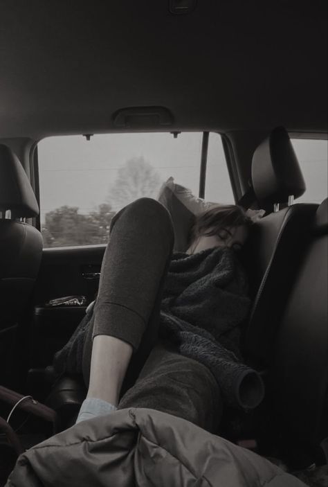 Aesthetic Car Ride, Road Trip Pictures, Road Trip Must Haves, Family Car Trip, Road Trip Aesthetic, Trip Checklist, Road Trip Checklist, Sleep In Car, Road Trip Kit