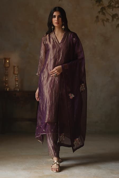 Buy Purple Kurta And Pant: Silk Tissue Ayat Zari Butti Asymmetric Set For Women by Begum Pret Online at Aza Fashions. Shalwar Kameez Designs, Kameez Designs, A Line Kurta, Silk Suit, Dress Indian Style, Organza Dupatta, Pakistani Dress Design, Kurta With Pants, Purple Silk