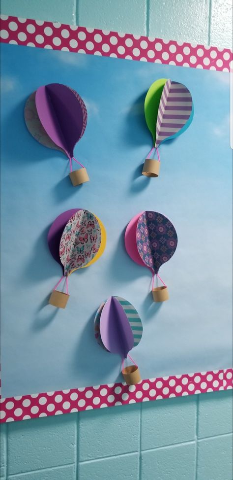 Hot Air Balloon Bulletin Board, Hot Air Balloon Classroom, Hot Air Balloon Classroom Theme, Ballon Crafts, Classroom Window Decorations, Balloon Door, Eyfs Literacy, Hot Air Balloon Decorations, 1st Birthday Party Decorations