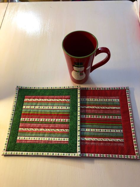 Quilted Placemat Patterns, Christmas Table Runner Pattern, Christmas Mug Rugs, Mug Rug Tutorial, Quilted Table Runners Christmas, Quilt Hangers, Christmas Fabric Crafts, Panel Quilt Patterns, Mug Rug Patterns