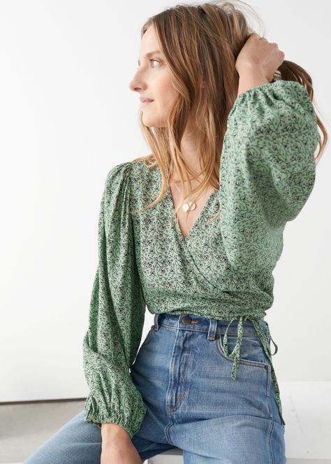 Puff Sleeve Wrap Blouse - Green Floral - Wrap Tops - & Other Stories Fashion Overalls, Bohemian Tops, Neue Outfits, Mode Casual, Vintage Blouse, Beauty And Fashion, Mode Inspo, Wrap Blouse, Fashion Story