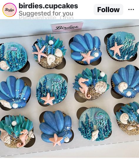 Pretty Cupcakes Designs, Ocean Themed Food, Beach Theme Desserts, Ocean Cupcakes, Tropical Snacks, Beach Theme Cupcakes, Summer Birthday Cake, Ocean Cakes, Birthday Party Desserts