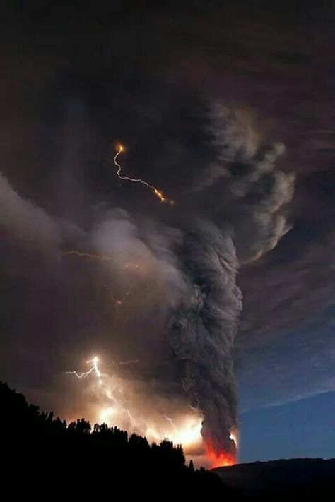 amazing lightning Lightning Photography, Nature City, Storm Photography, Wild Weather, City Sky, Lightning Storm, Sky And Clouds, Natural Phenomena, Beautiful Sky