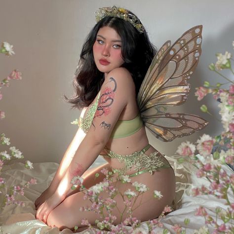 Fairy Core Photography, Fairy Pictures Aesthetic, Fairy Poses Photography, Fairy Shoot Ideas, Fairy Photoshoot Poses, Diy Fairy Photoshoot, Fairy Faceclaim, Outdoor Goddess Photoshoot, Fairy Wings Photoshoot