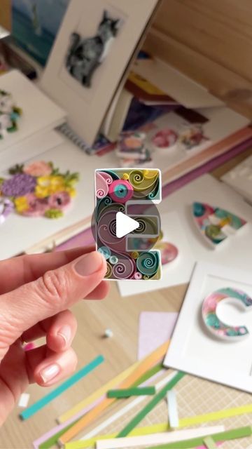 Free Quilling Patterns, Quilling Patterns Tutorials, Craft Room Ideas, Diy Quilling Crafts, Quilling Letters, Make Craft, Arte Quilling, Paper Quilling Tutorial, Paper Quilling For Beginners