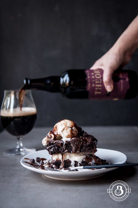 Ridiculous Chocolate Stout Brownie Sundaes (for two) - The Beeroness Brownie Sundae, Chocolate Bourbon, Cooking With Beer, Chocolate Chip Ice Cream, Pub Food, Beer Recipes, Köstliche Desserts, Desserts Recipes, Dark Chocolate Chips