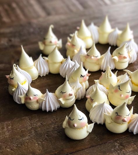 Easter chick 🐣 wreaths: my kids are off school and I had little time to do anything complicated but wanted to start on some easter… | Instagram Easter Fun Food, Meringue Desserts, Wreath Cookies, Pavlova Recipe, Amazing Food Art, Easter Chick, Meringue Cookies, Easy Food Art, Just Cakes