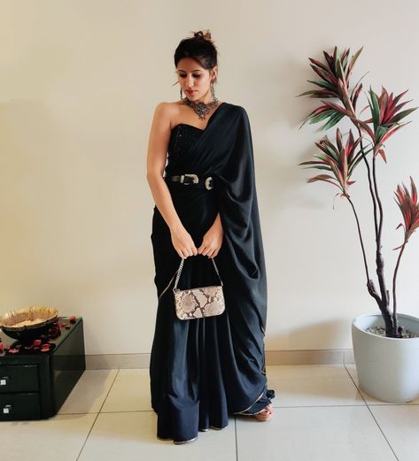 Black Saree With Silver Jewellery, Oxidized Jewellery On Saree, Black And White Saree, Saree Belt, Cocktail Look, Embellished Corset, Draping Styles, Oxidized Jewellery, Golden Saree