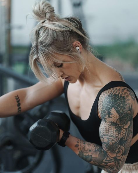 Josie Hamming Josie Hamming, Female Powerlifter, Women Weight Lifting, Lifting Workouts, Full Body Hiit Workout, Female Muscle, Women Lifting, Oversized Clothes, Weight Lifting Workout