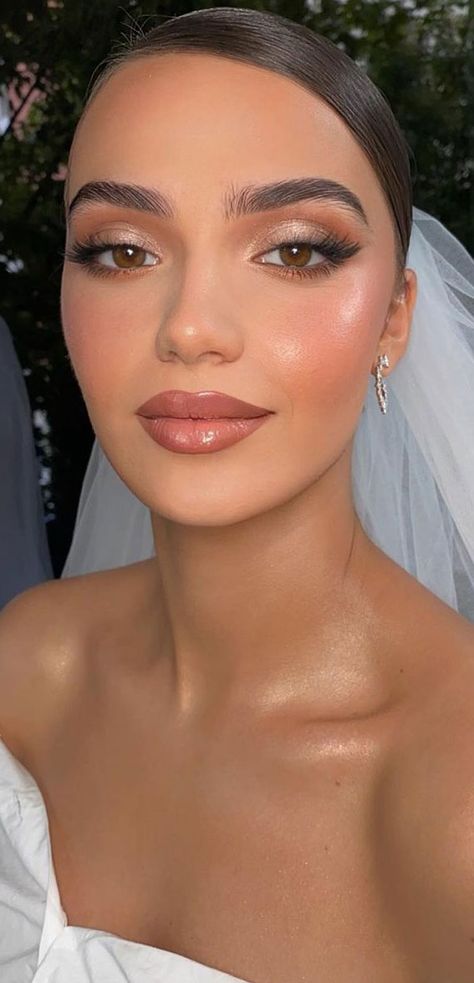 Natural Makeup With Eyelashes, Bridal Makeup Autumn, Neutral Bridal Makeup Indian, Subtle Party Makeup, Autumn Glam Makeup, Light Gold Eye Makeup, Natural Glowy Makeup Brown Eyes, Filipino Bride Makeup, Wedding Makeup Mixed Women