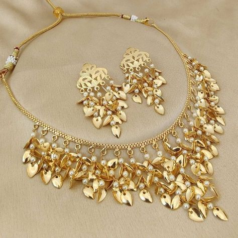 Stylish Lady, Gold Jewelry Outfits, Beads Choker, Bridal Jewelry Vintage, Antique Jewellery Designs, Kundan Choker, Gold Necklace Indian Bridal Jewelry, Fancy Jewellery Designs, Jewelry Set Design