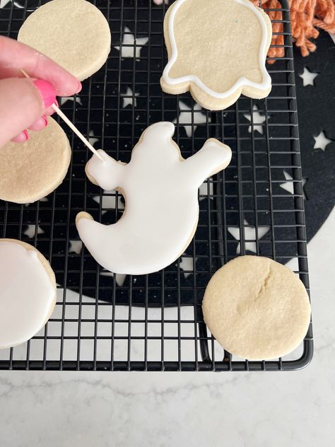 Ghost Sugar Cookies with Royal Icing for Halloween - traditionallycozy.com