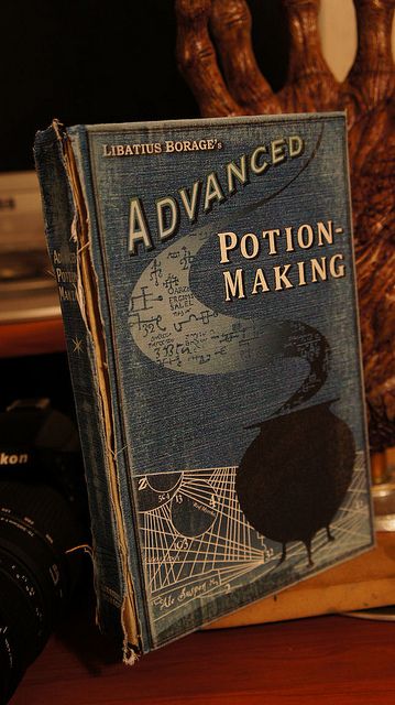 The Prince's copy of Advanced Potion-Making.  I wonder how it looks on the inside... Potions Book, Potion Making, Stile Harry Potter, Severus Rogue, Buku Harry Potter, Anniversaire Harry Potter, Theme Harry Potter, Images Harry Potter, Hogwarts Aesthetic